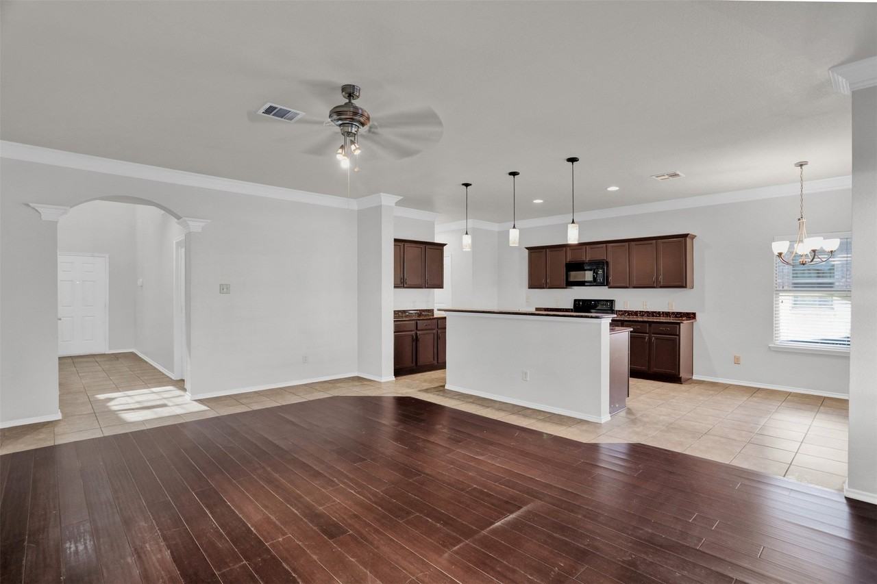 2138 Meadow View Dr - Photo 5 of 30