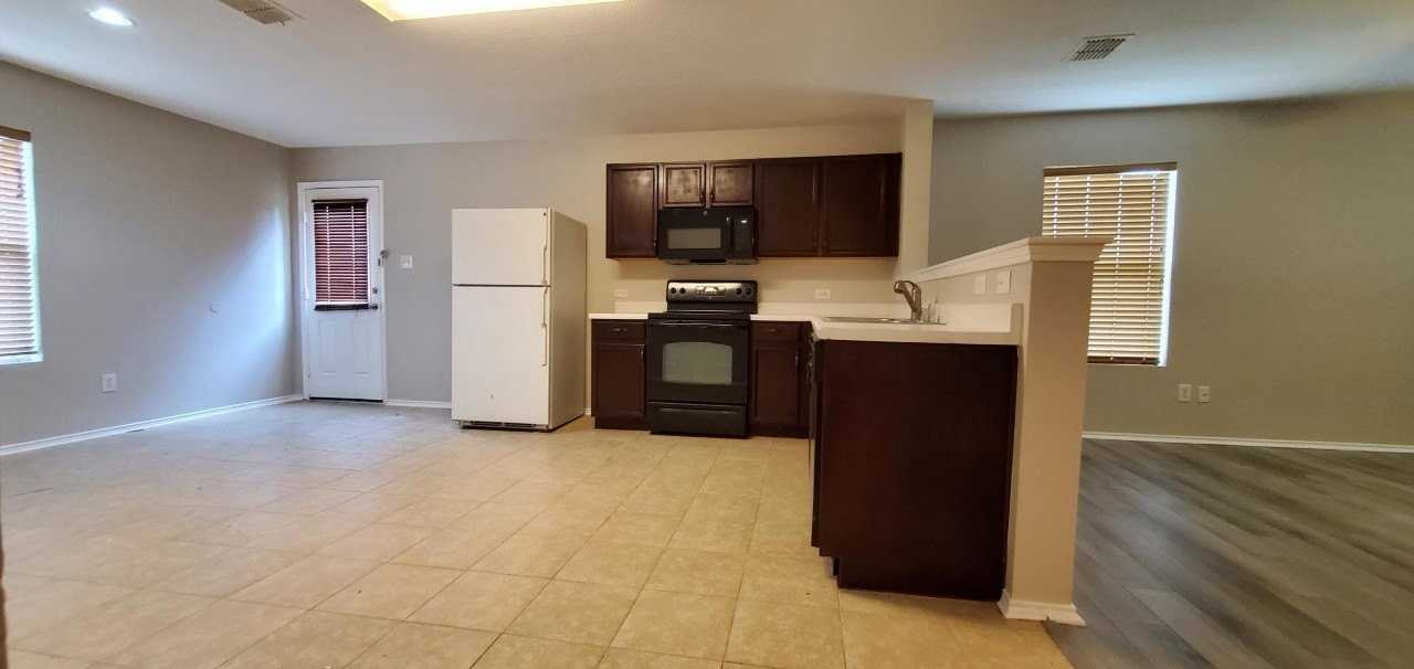 1425 Whitewater Dr - Photo 4 of 10