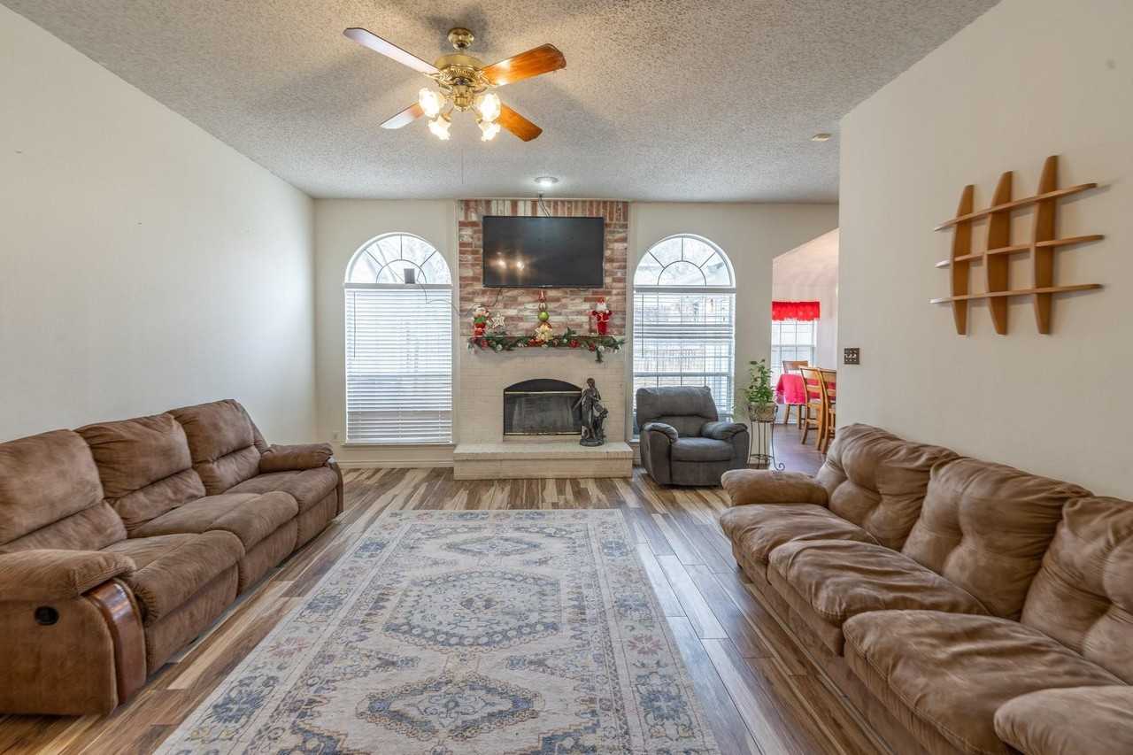 2414 Coventry Ct - Photo 3 of 17