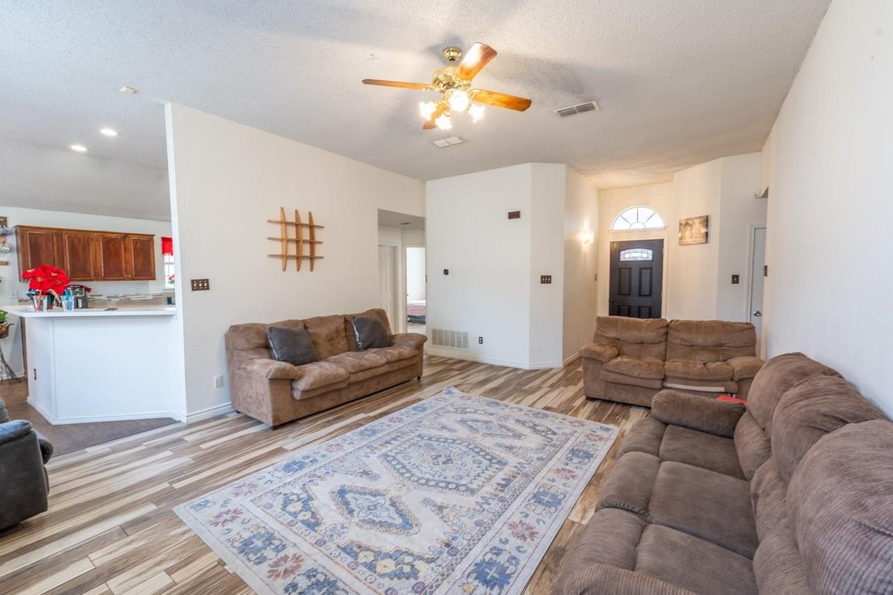 2414 Coventry Ct - Photo 4 of 17