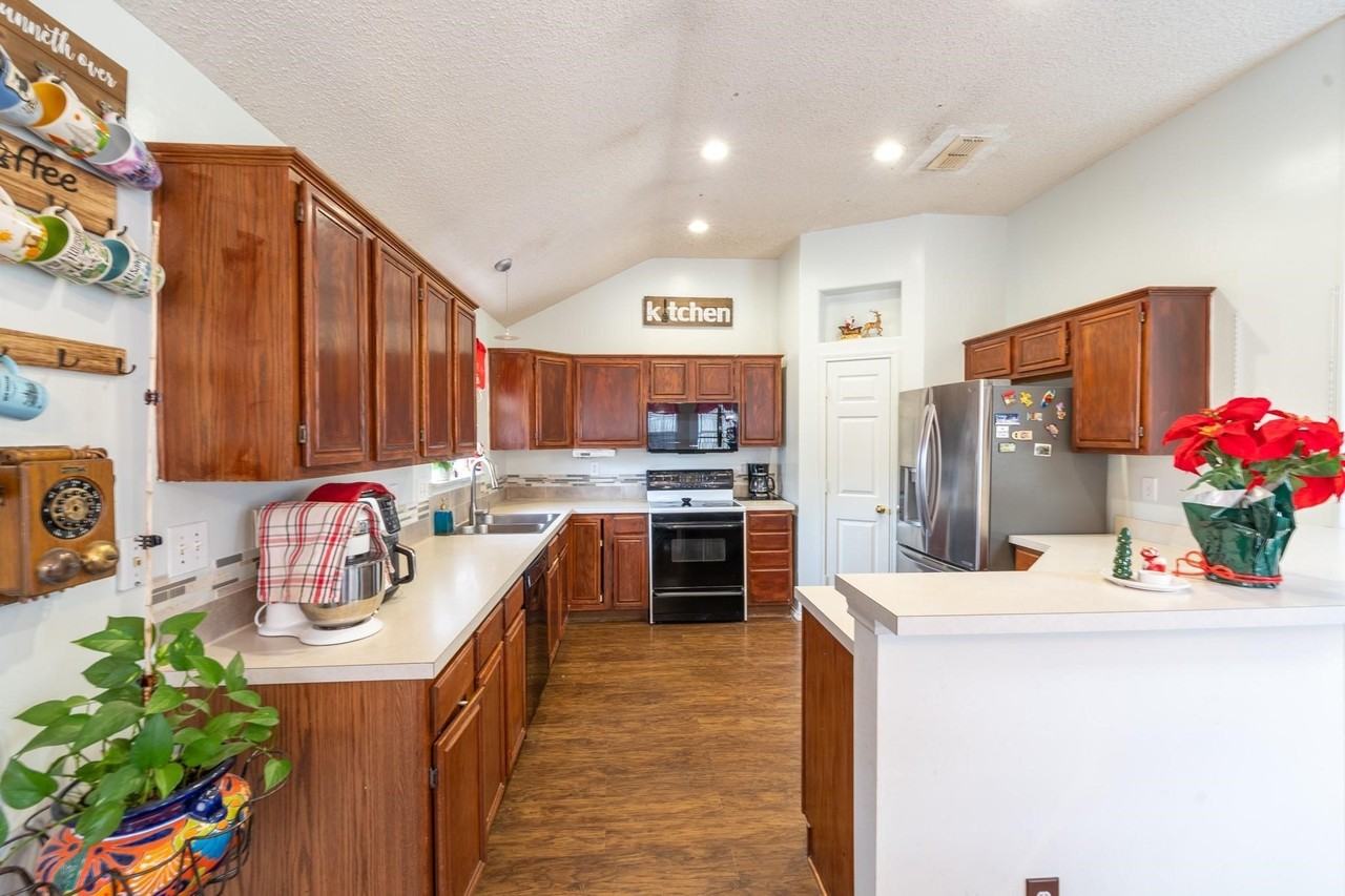 2414 Coventry Ct - Photo 6 of 17