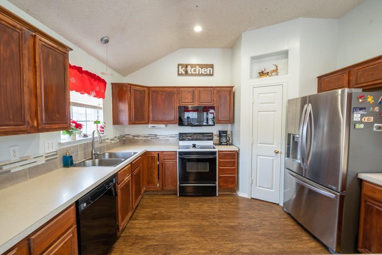2414 Coventry Ct - Photo 7 of 17