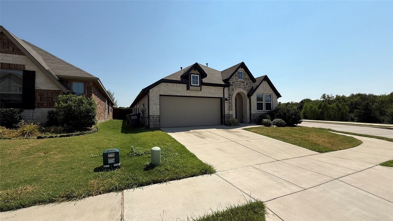 204 Rosewood Dr - Photo 2 of 28