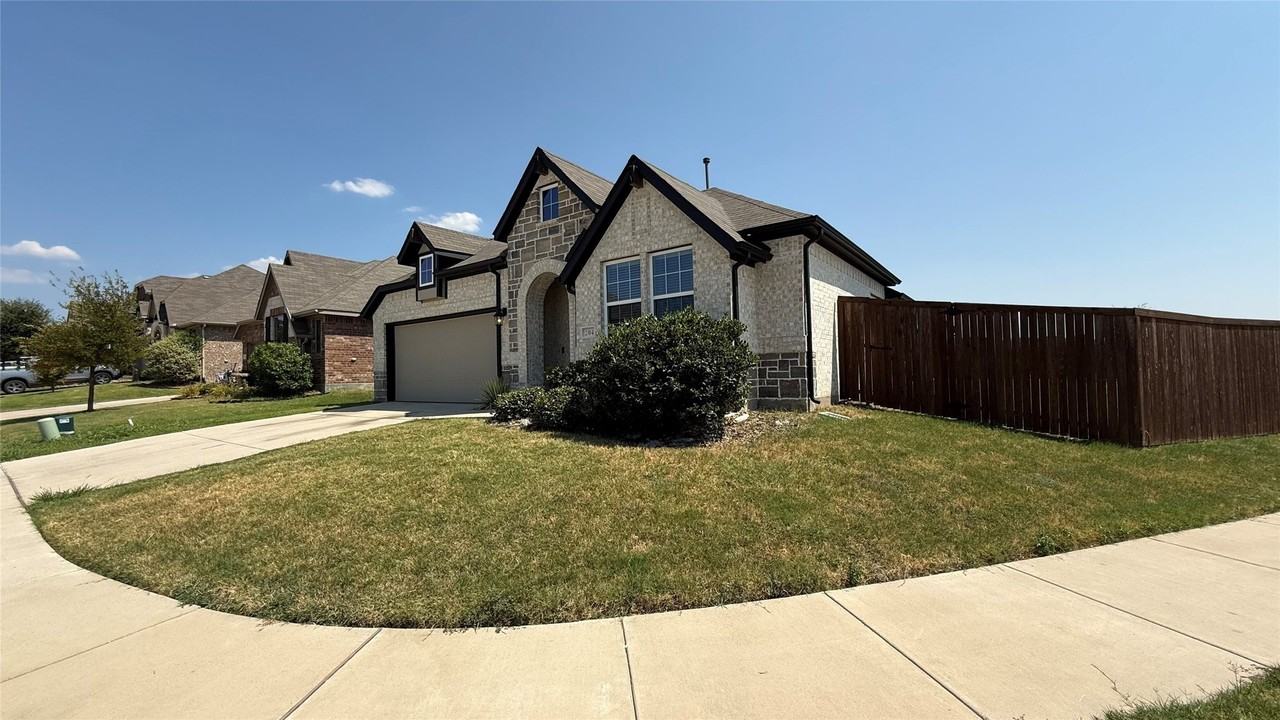 204 Rosewood Dr - Photo 3 of 28