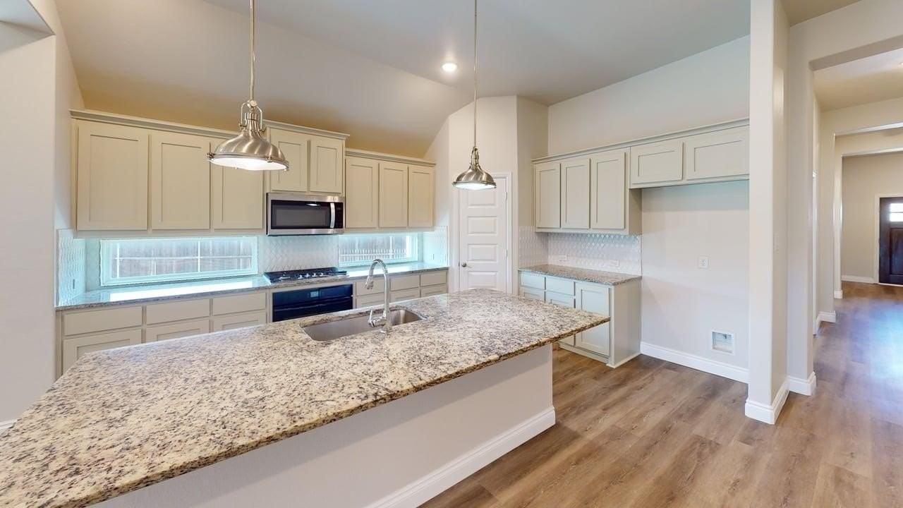 204 Rosewood Dr - Photo 4 of 28