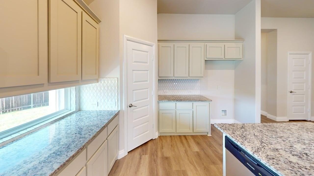 204 Rosewood Dr - Photo 5 of 28