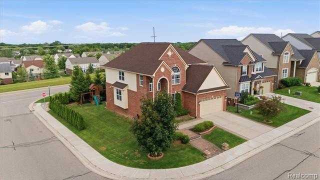 4810 E Stonegate Cir - Photo 2 of 50