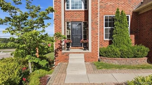 4810 E Stonegate Cir - Photo 3 of 50