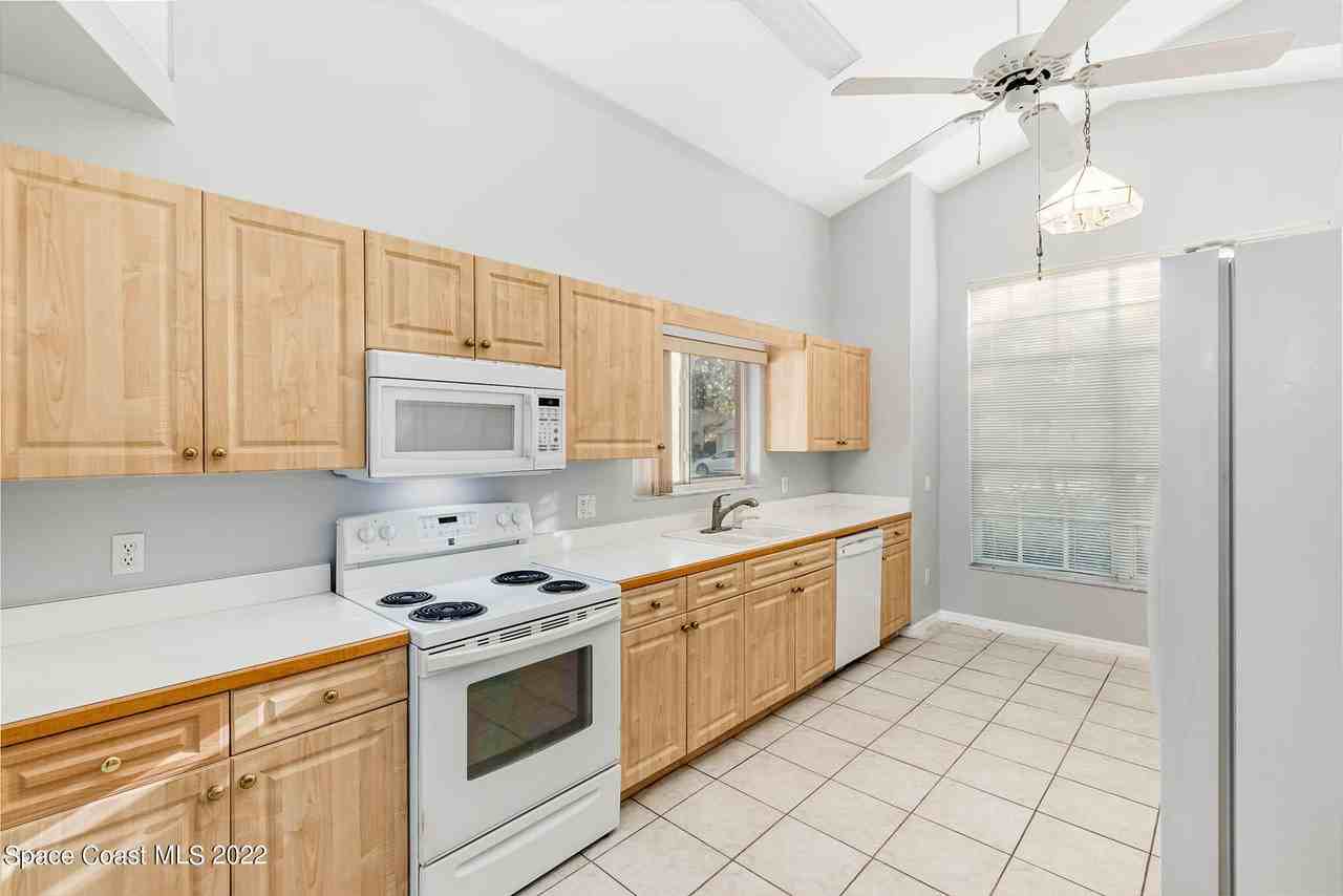 2187 Hedgerow Dr - Photo 4 of 21