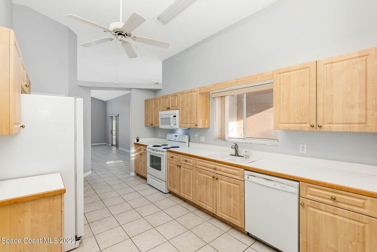 2187 Hedgerow Dr - Photo 5 of 21