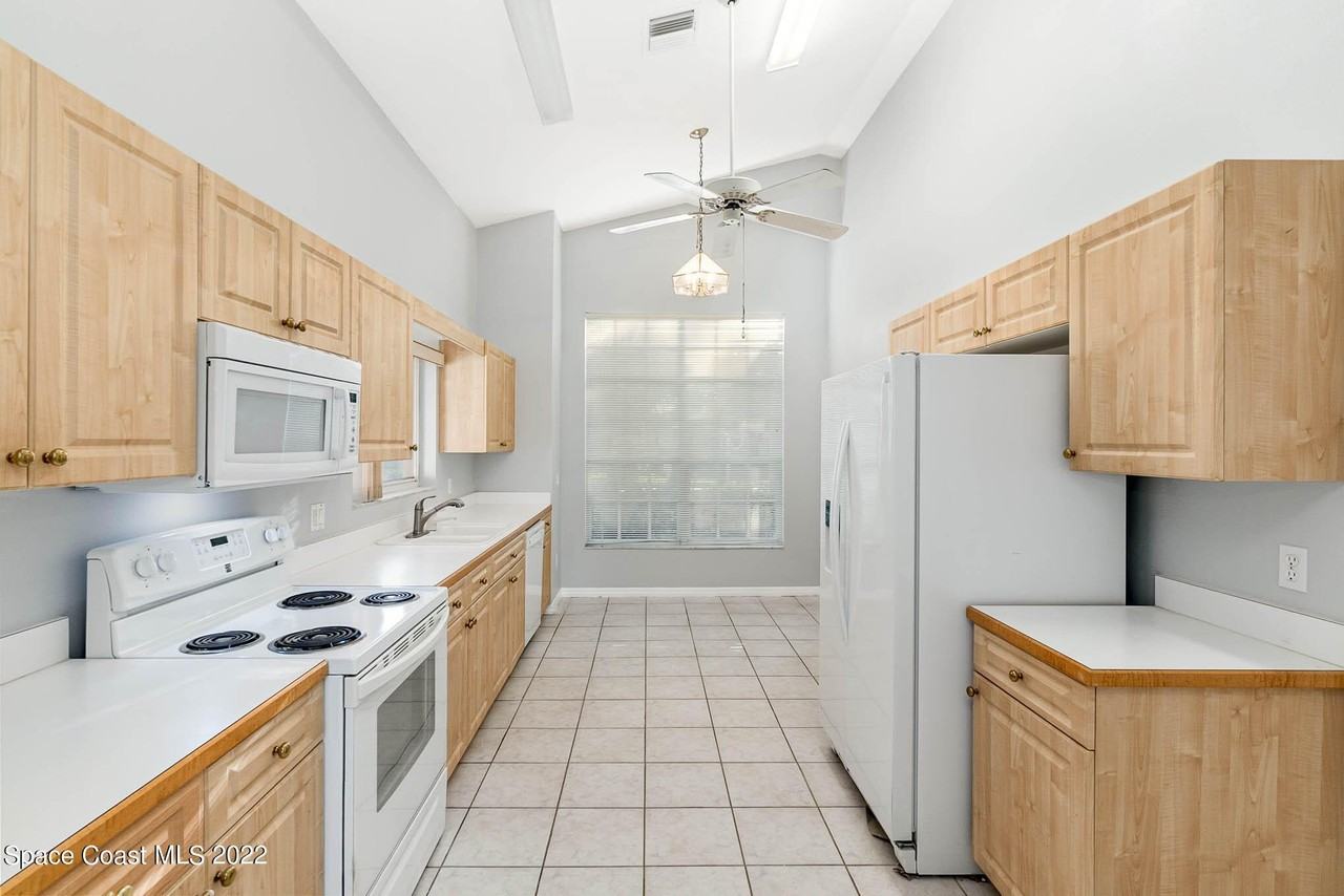2187 Hedgerow Dr - Photo 6 of 21