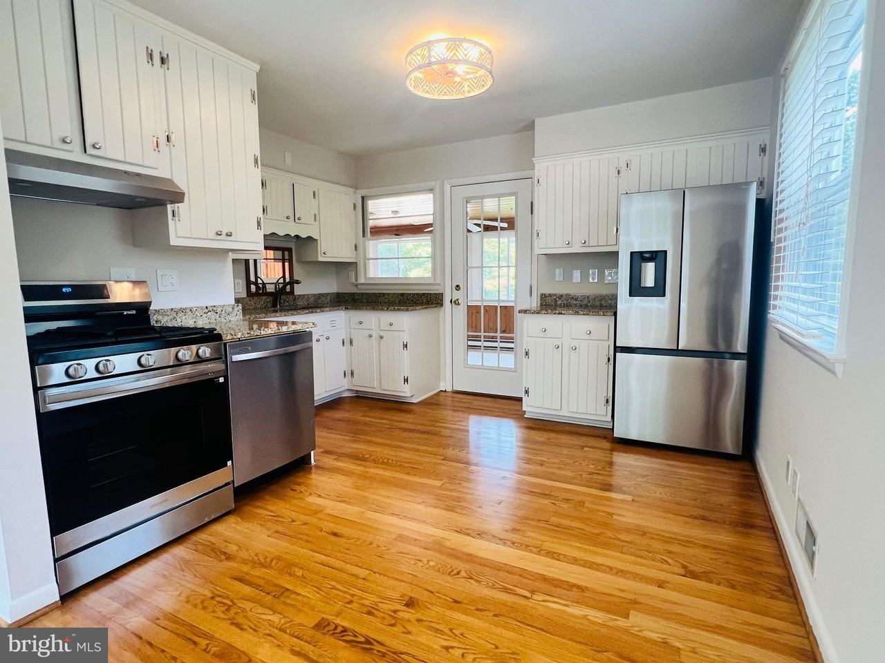 407 Anderson Ave - Photo 6 of 36