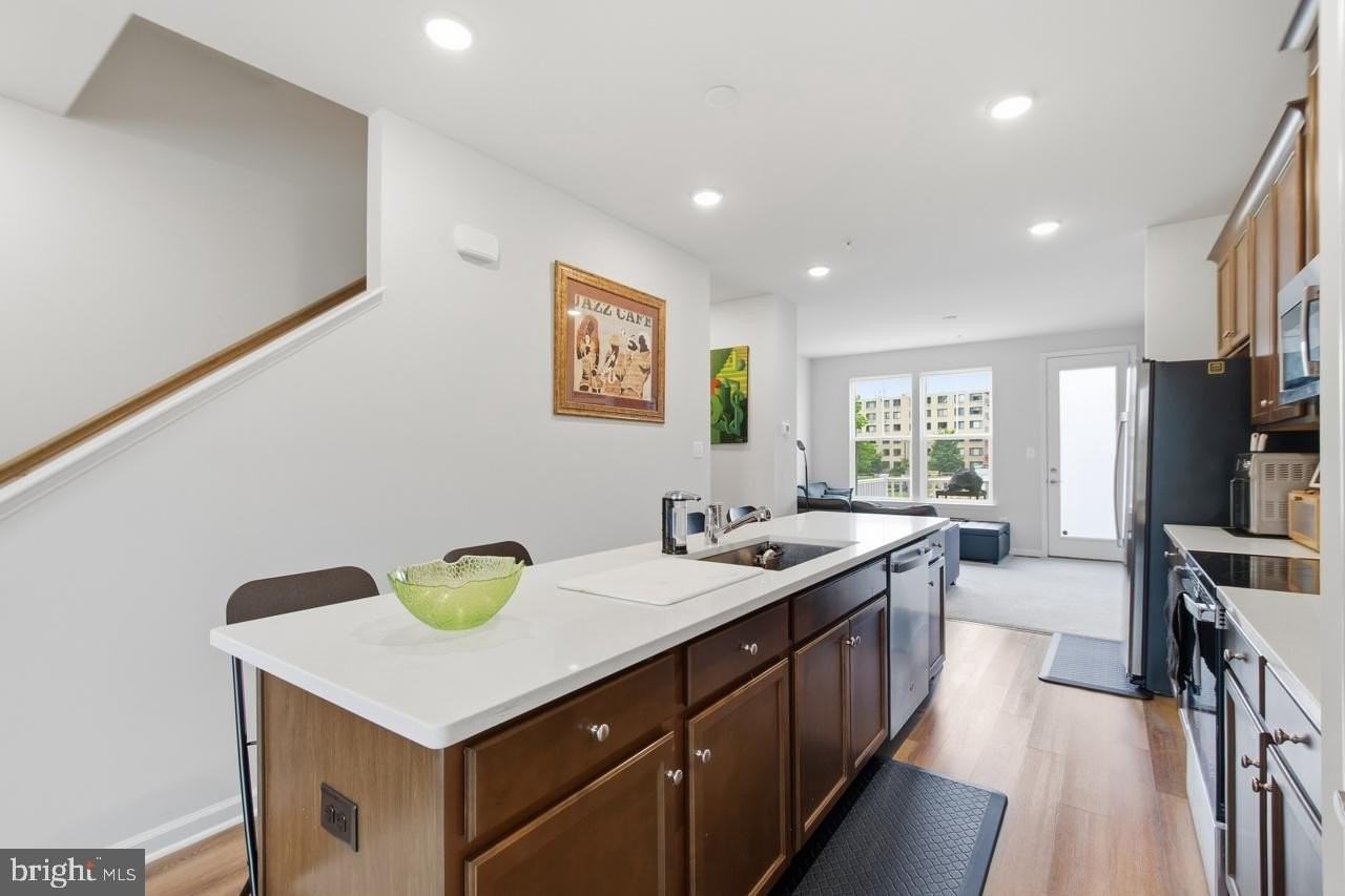 3469 Carnaby St - Photo 7 of 34