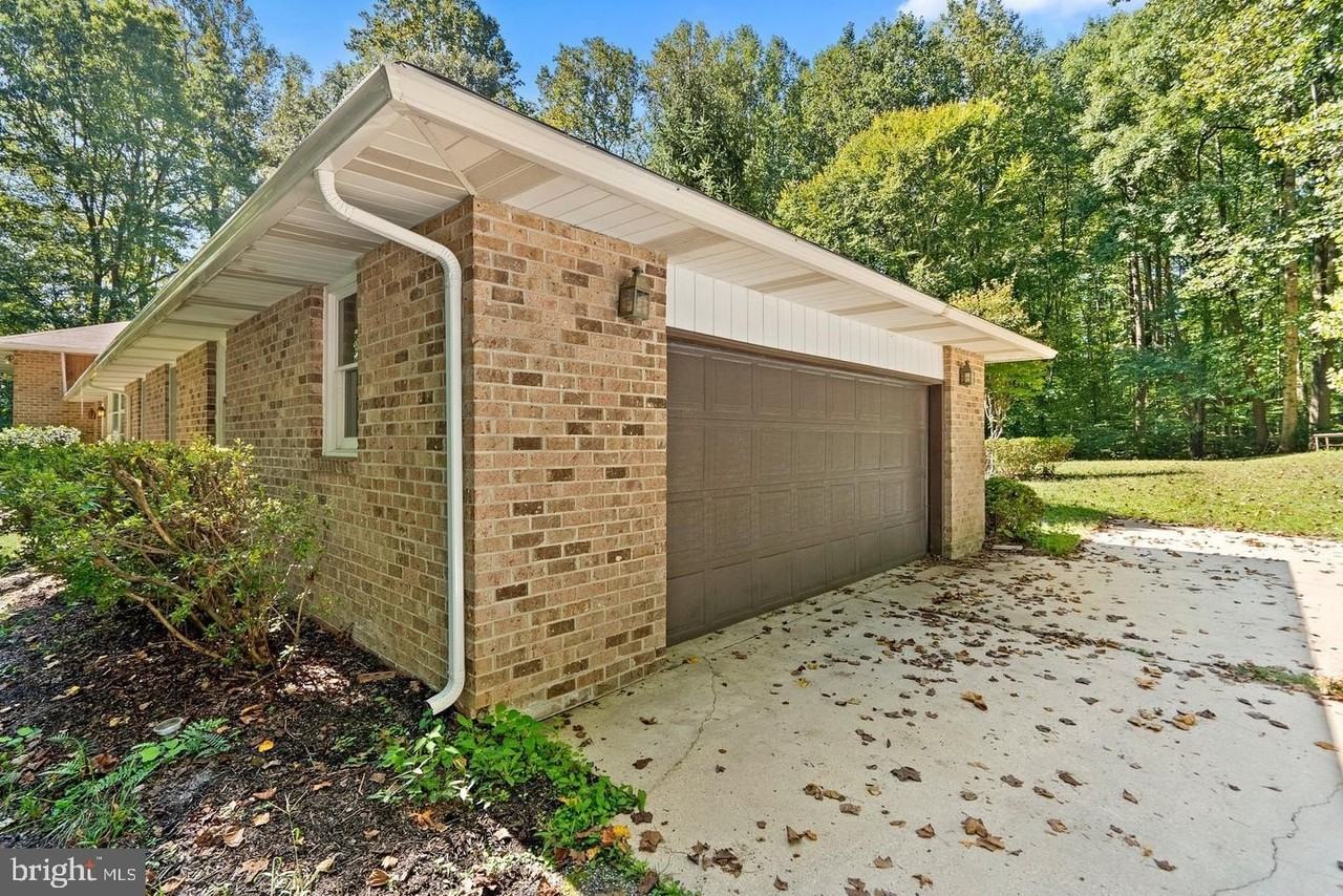 9409 Croom Acres Dr - Photo 4 of 27