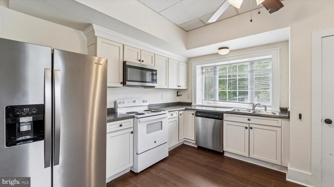 221 Center St - Photo 3 of 15