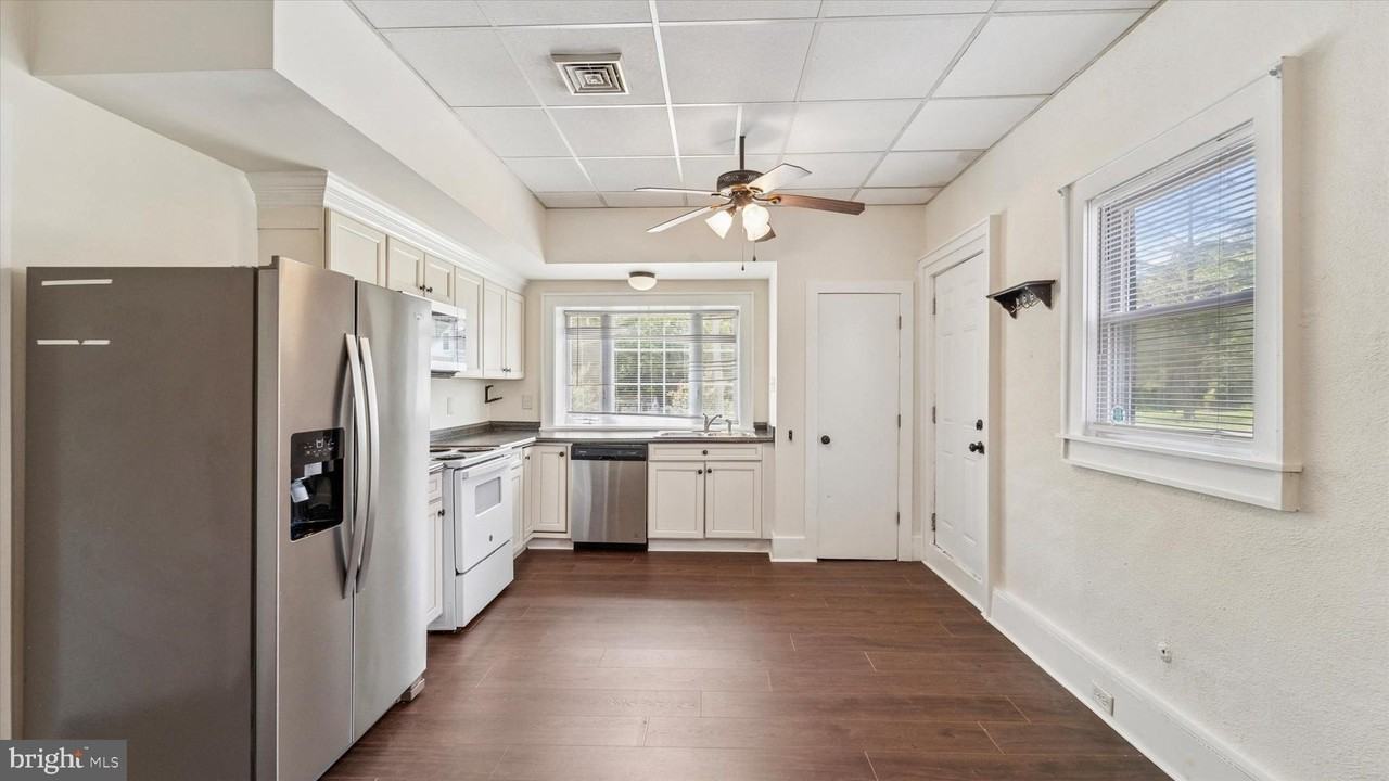 221 Center St - Photo 5 of 15