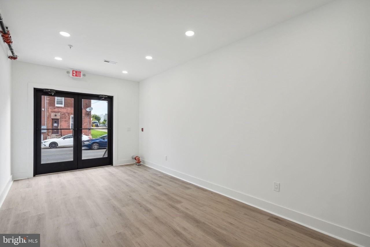 528 W Berks St #1 - Photo 3 of 26
