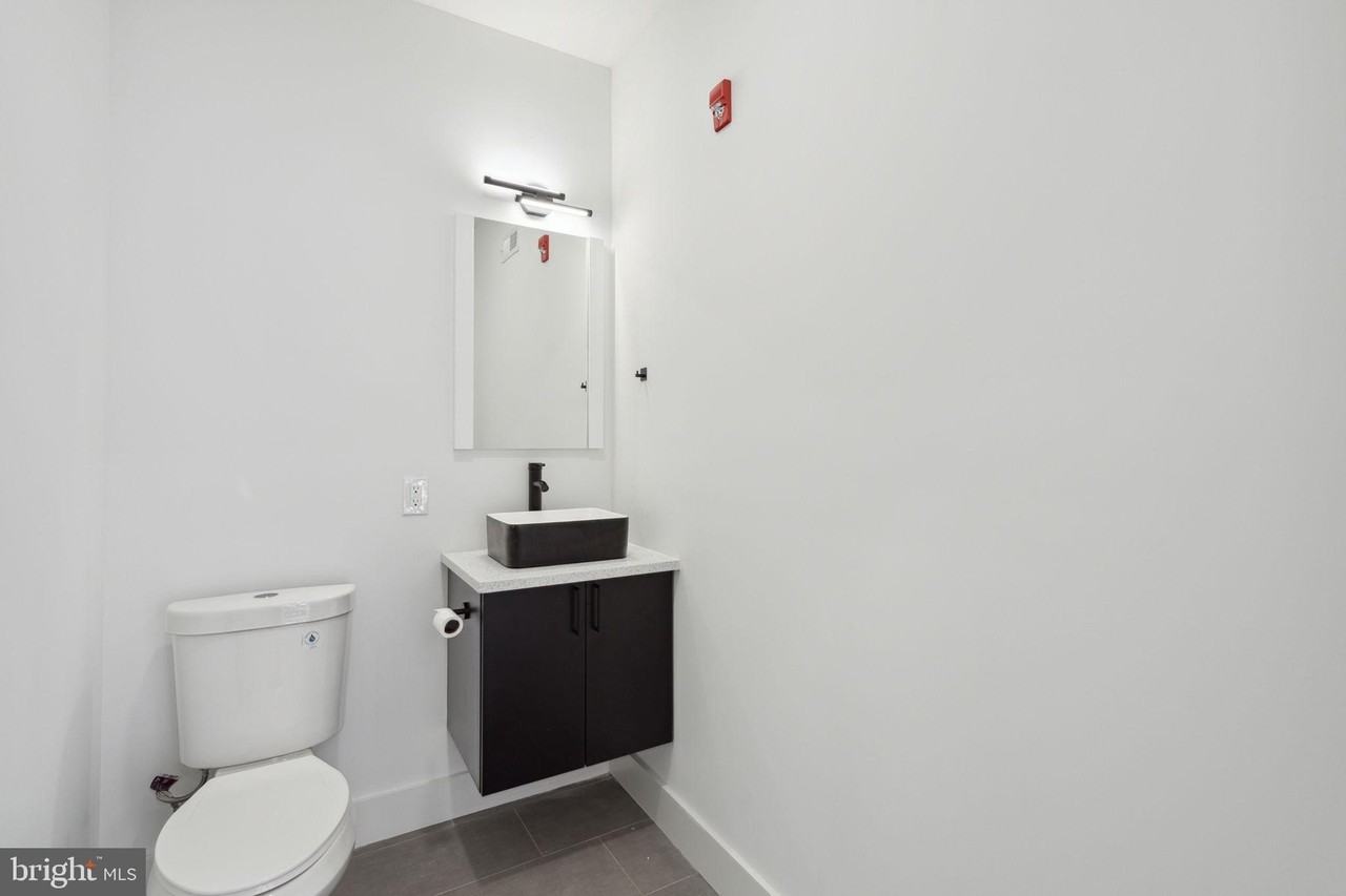 528 W Berks St #1 - Photo 5 of 26