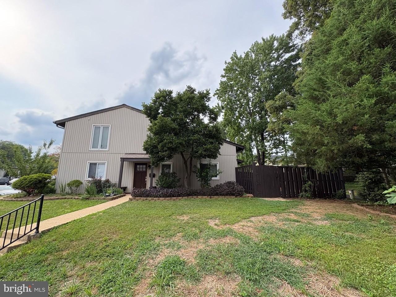 224 Willow Ter - Photo 3 of 32