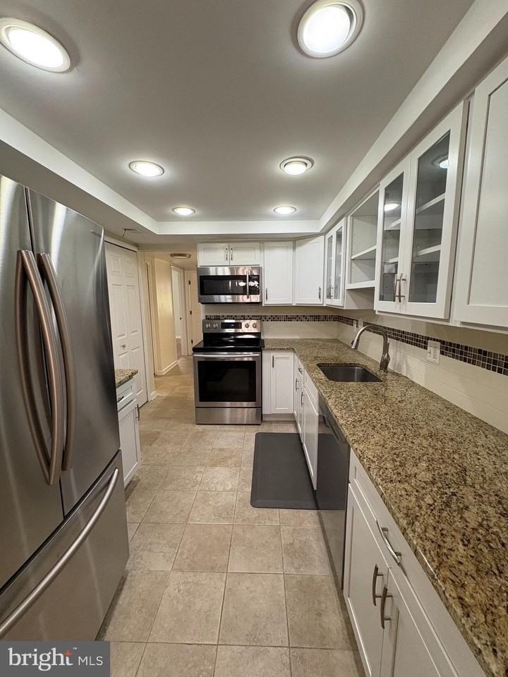 224 Willow Ter - Photo 4 of 32