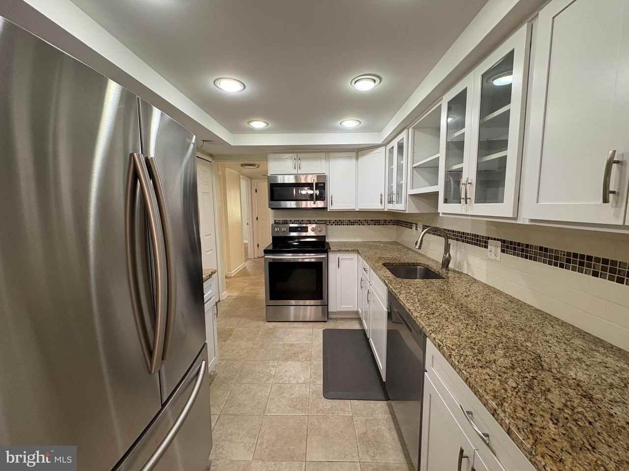 224 Willow Ter - Photo 5 of 32