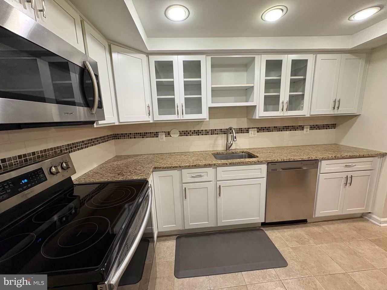224 Willow Ter - Photo 6 of 32