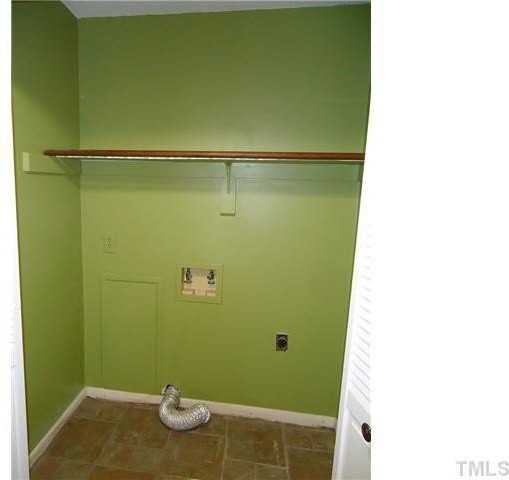 110 Manhattan Ct - Photo 7 of 14