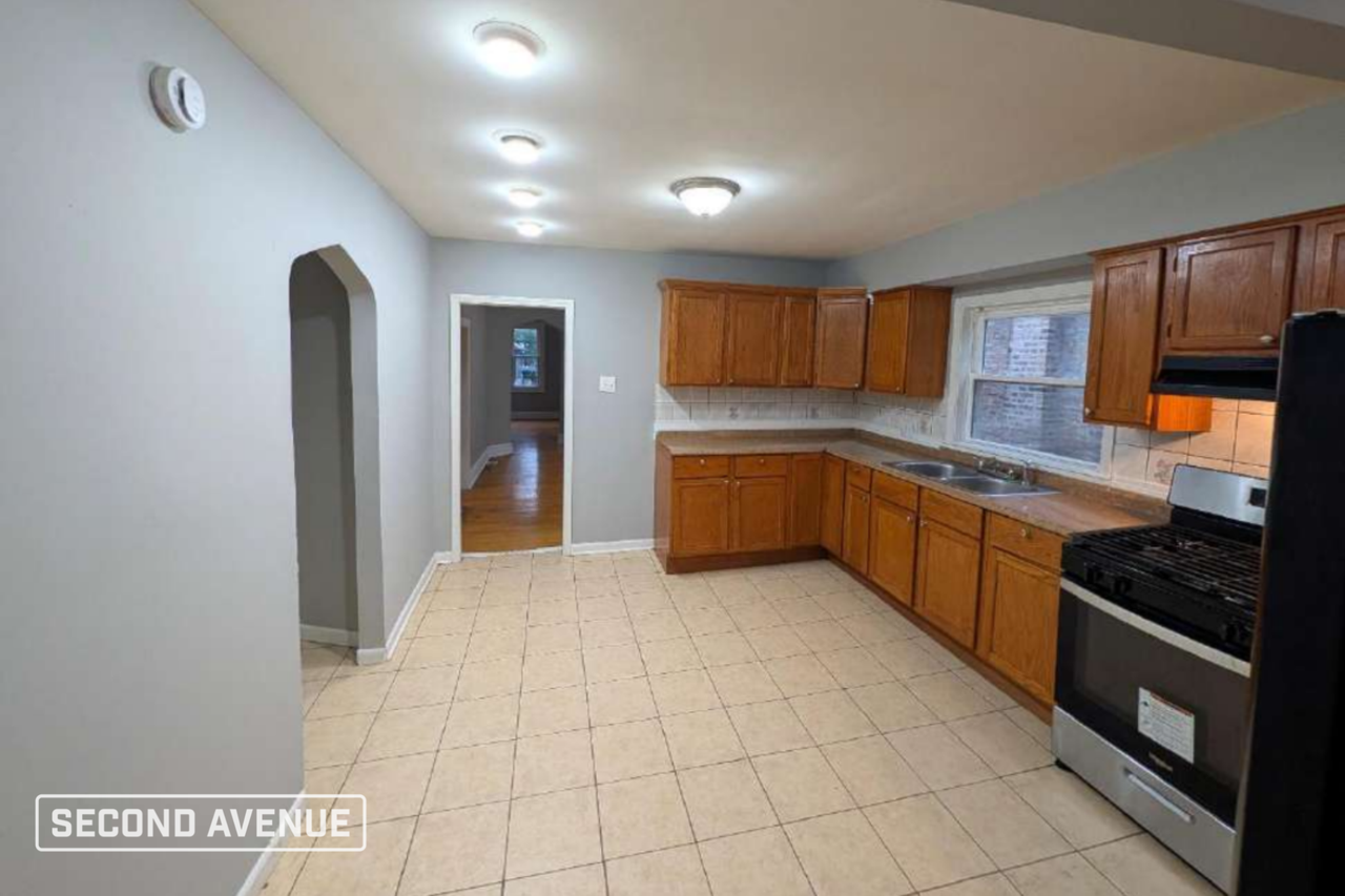8512 S Aberdeen St - Photo 3 of 20