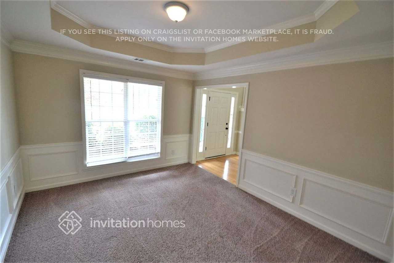 1038 Fountain Lakes Ct - Photo 2 of 10