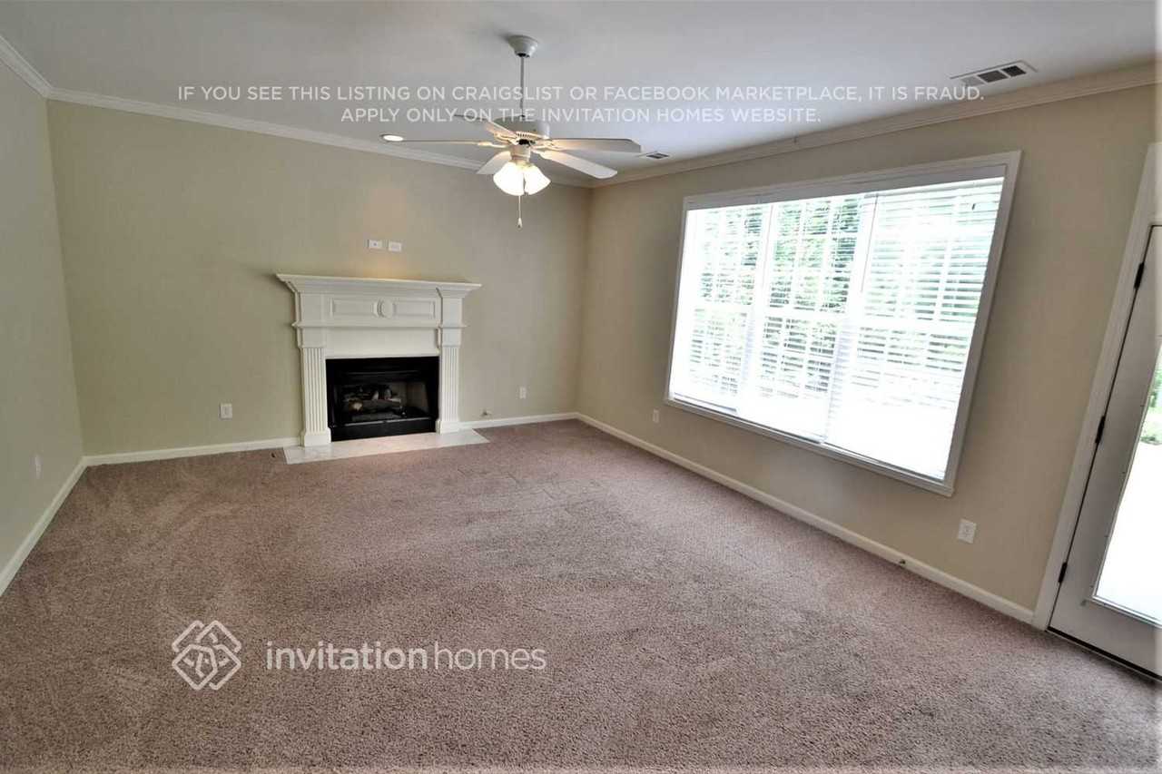 1038 Fountain Lakes Ct - Photo 3 of 10