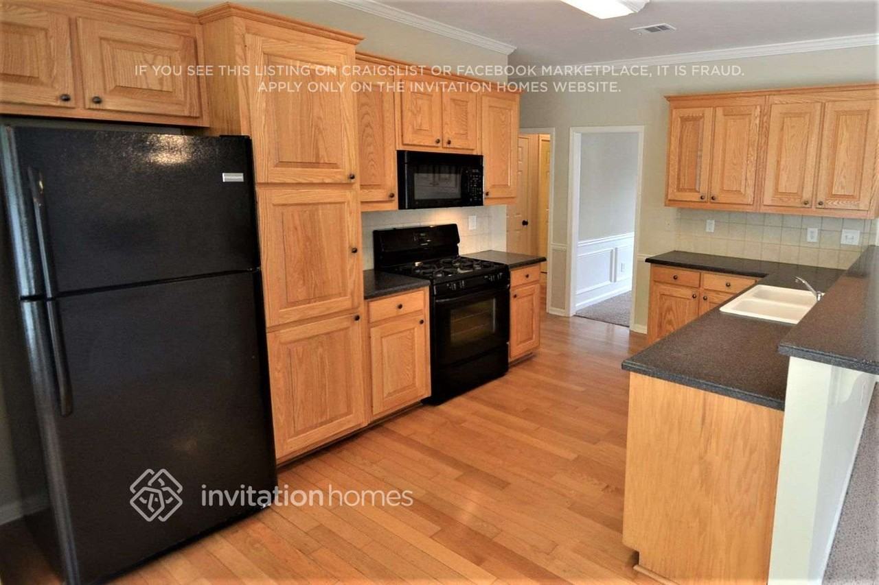 1038 Fountain Lakes Ct - Photo 4 of 10