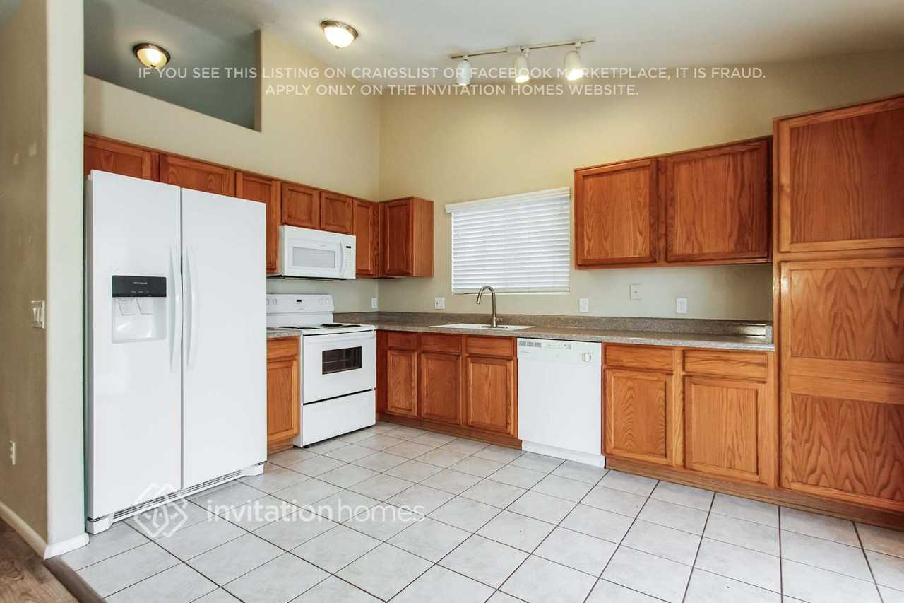 16168 W Sherman St - Photo 6 of 17