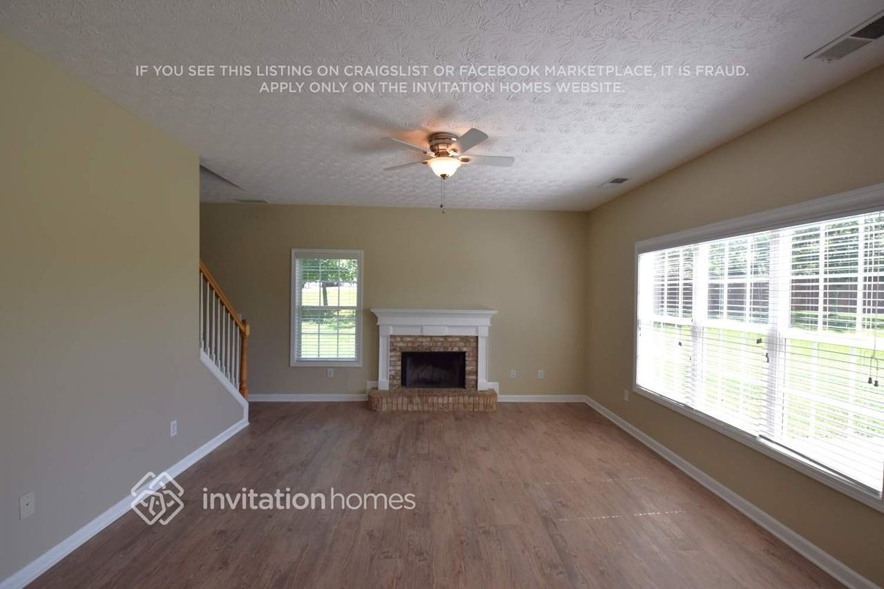 1013 Crown Landing Pkwy - Photo 2 of 9