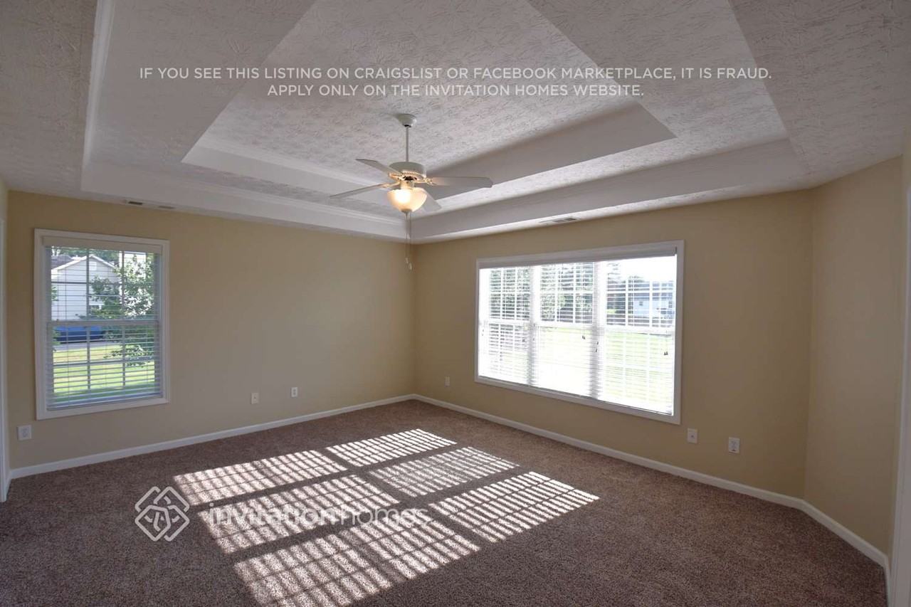 1013 Crown Landing Pkwy - Photo 3 of 9