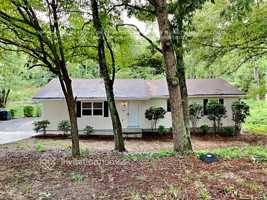 featured image of 940 Woodbridge Dr Ne