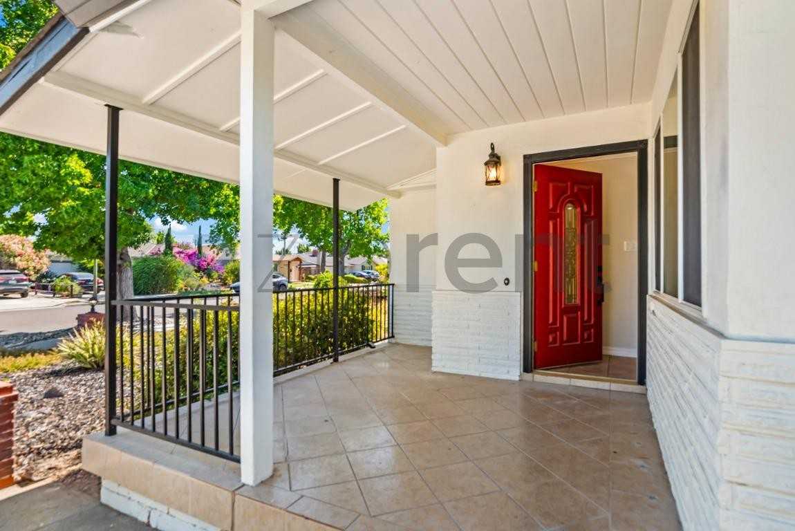 1443 Jeffery Ave - Photo 4 of 24