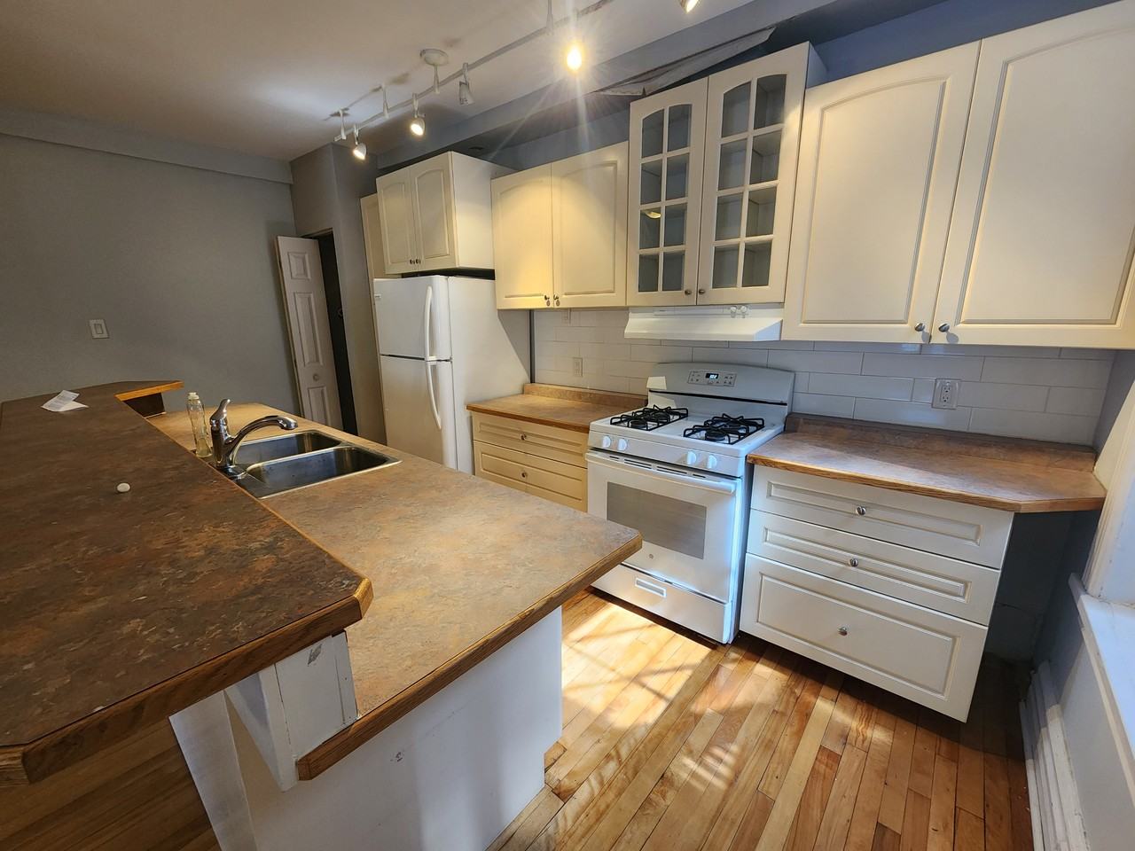 389 Daly Avenue - Photo 2 of 21