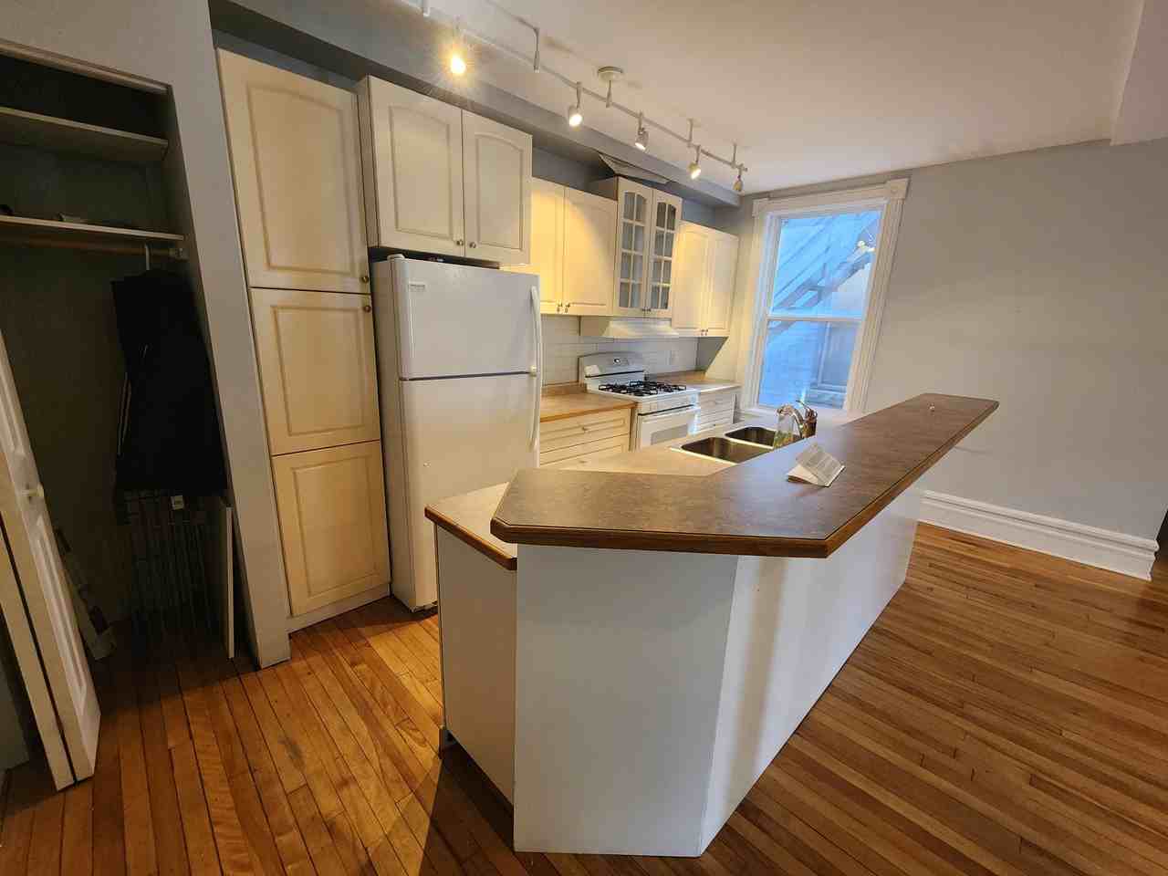 389 Daly Avenue - Photo 3 of 21