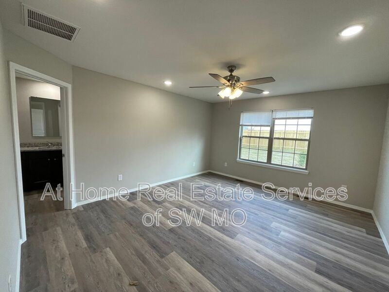 2116 N 21st St - Photo 4 of 7