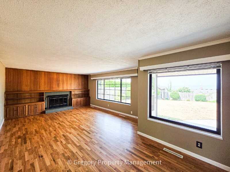 1715 Holbrook Ave - Photo 5 of 25