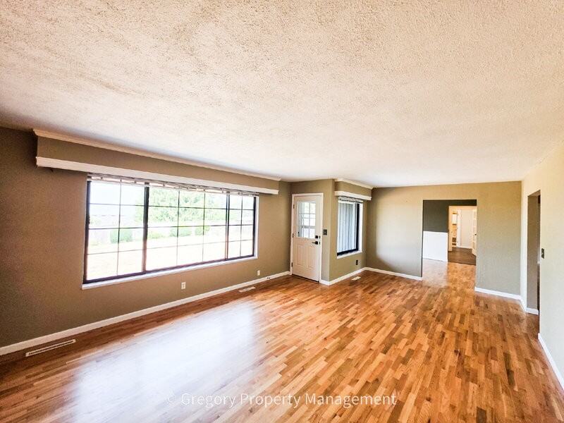 1715 Holbrook Ave - Photo 6 of 25