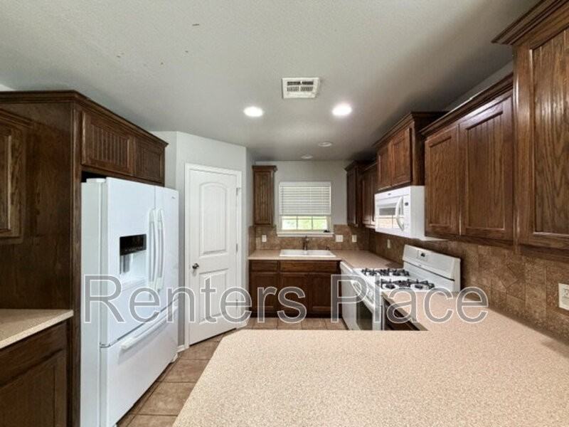 416 E Birch St - Photo 4 of 13