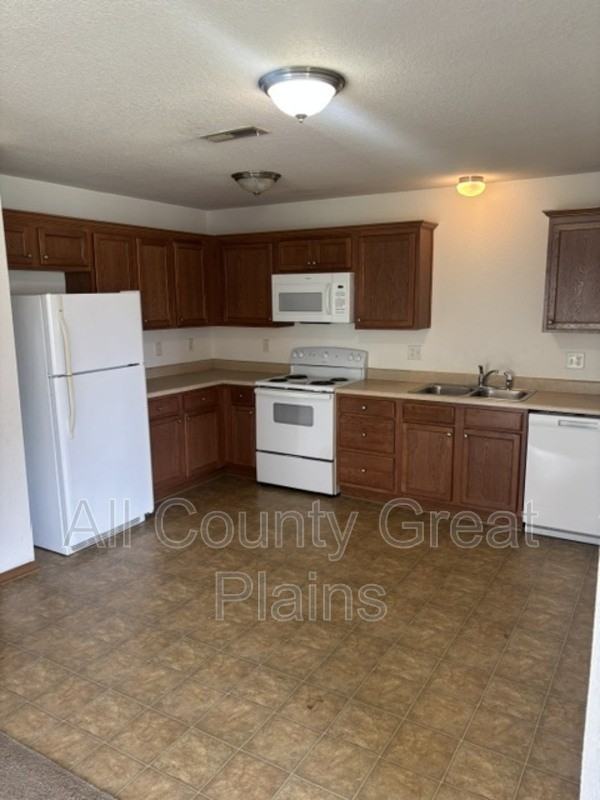 1104 Fall Meadow Ln - Photo 2 of 8