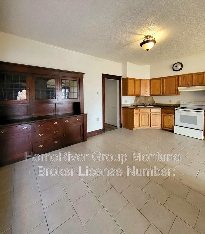 540 S 3rd St W - Photo 5 of 11
