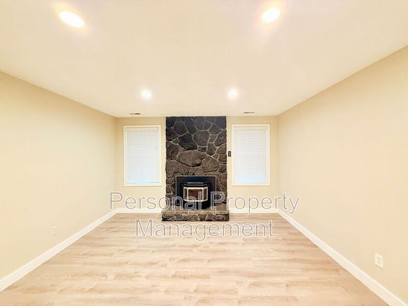 9411 Ne Pinecreek St - Photo 3 of 24