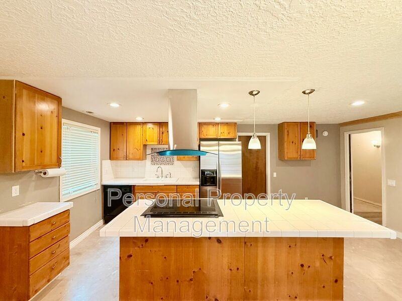 9411 Ne Pinecreek St - Photo 7 of 24