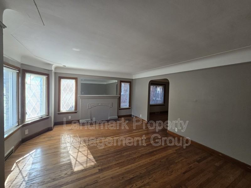 9657 E Outer Dr - Photo 3 of 32