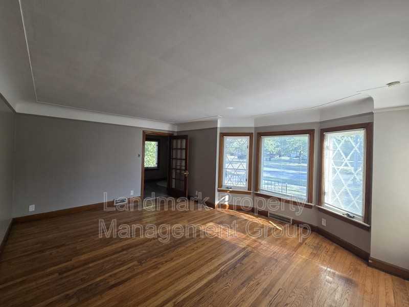9657 E Outer Dr - Photo 4 of 32
