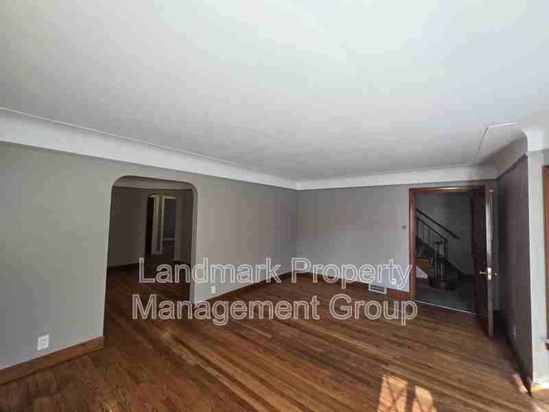 9657 E Outer Dr - Photo 5 of 32