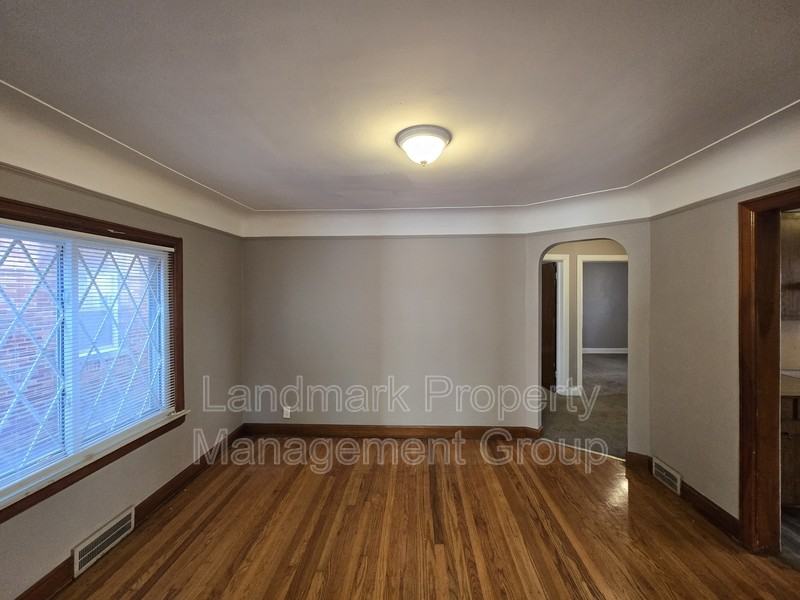 9657 E Outer Dr - Photo 6 of 32